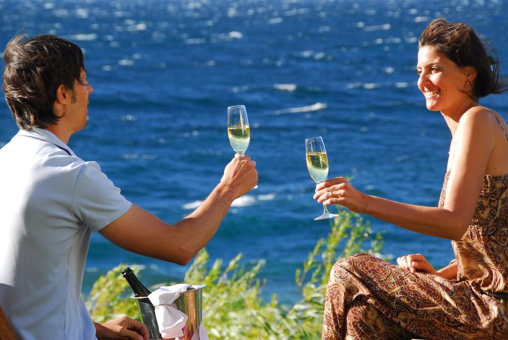 Alma Del Lago Suites & Spa Bariloche Buitenkant foto A couple drinking champagne