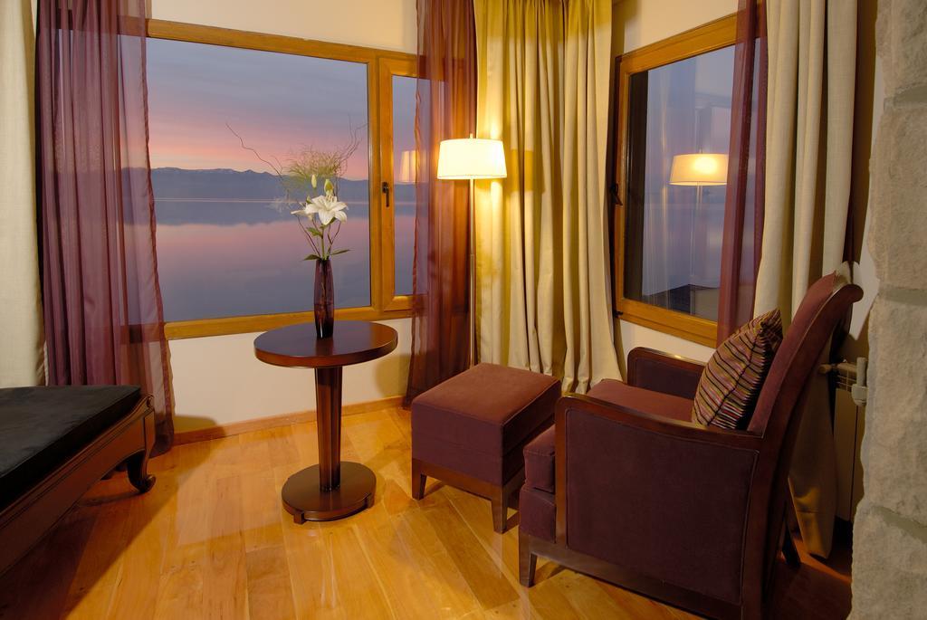 Alma Del Lago Suites & Spa Bariloche Buitenkant foto A room at the hotel