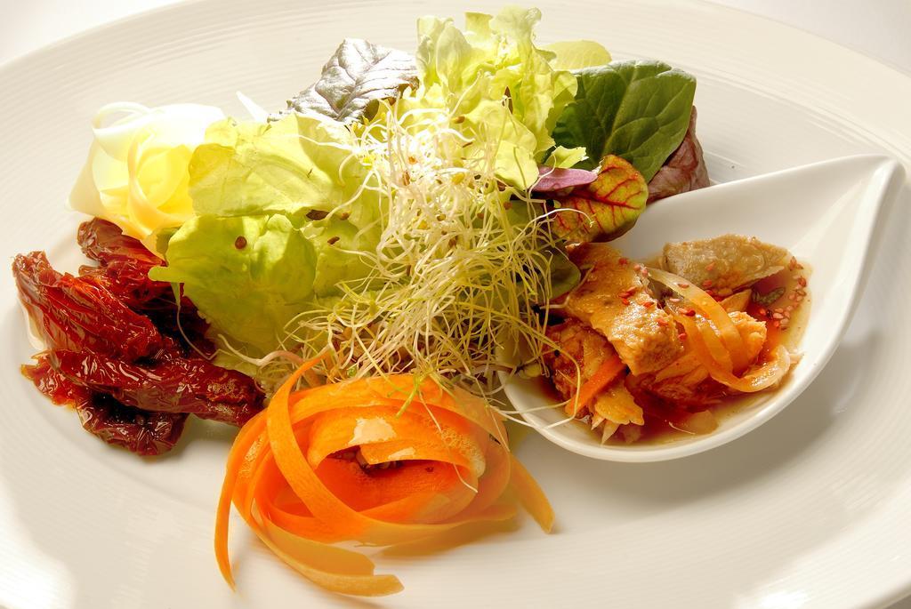 Alma Del Lago Suites & Spa Bariloche Buitenkant foto A salad with sprouted alfalfa
