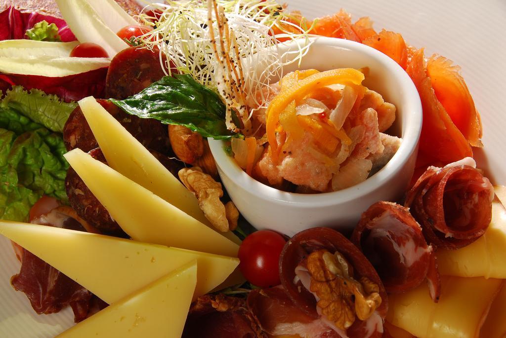 Alma Del Lago Suites & Spa Bariloche Buitenkant foto A salad with a small bowl of Thousand Islands dressing