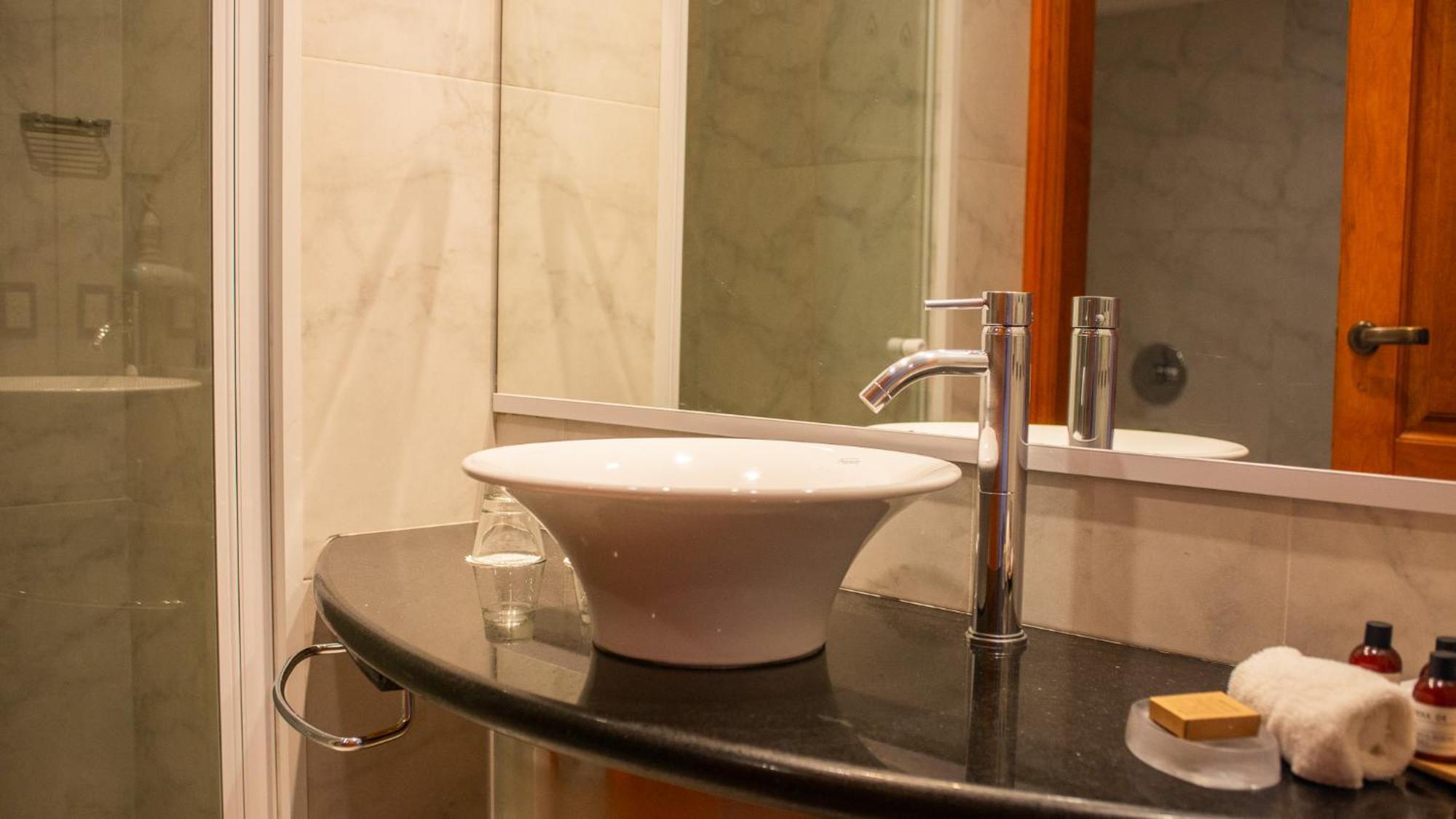 Alma Del Lago Suites & Spa Bariloche Buitenkant foto A washbasin