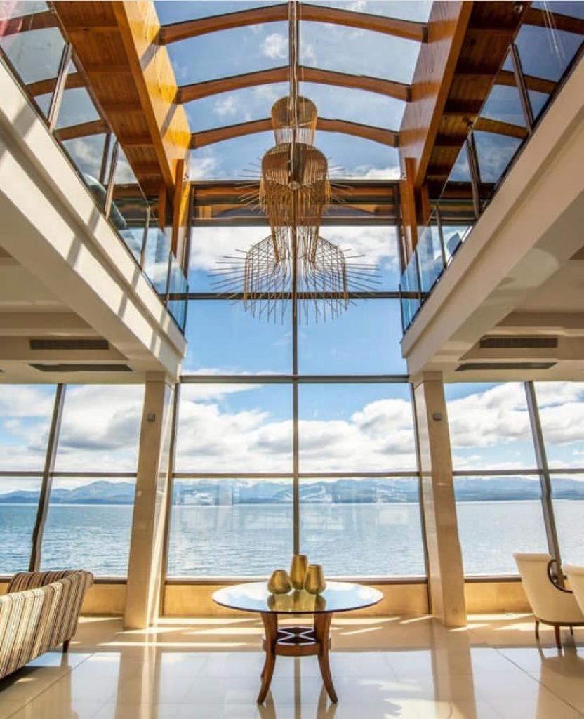 Alma Del Lago Suites & Spa Bariloche Buitenkant foto The interior of the hotel