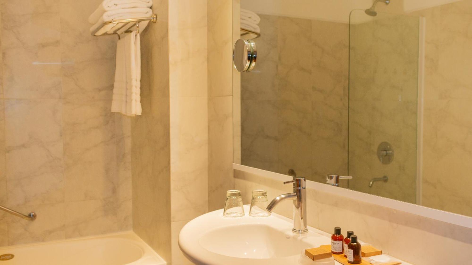 Alma Del Lago Suites & Spa Bariloche Buitenkant foto Bathroom