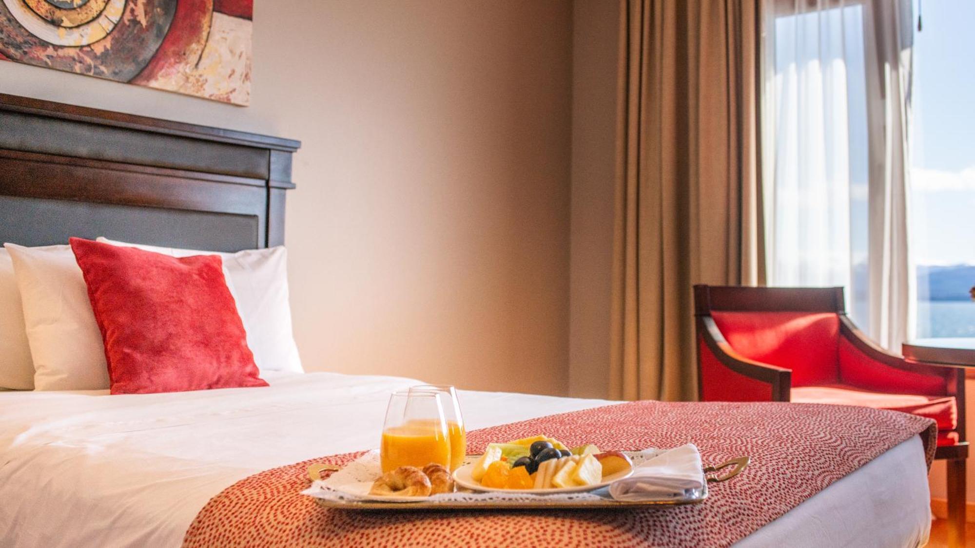 Alma Del Lago Suites & Spa Bariloche Buitenkant foto Room service