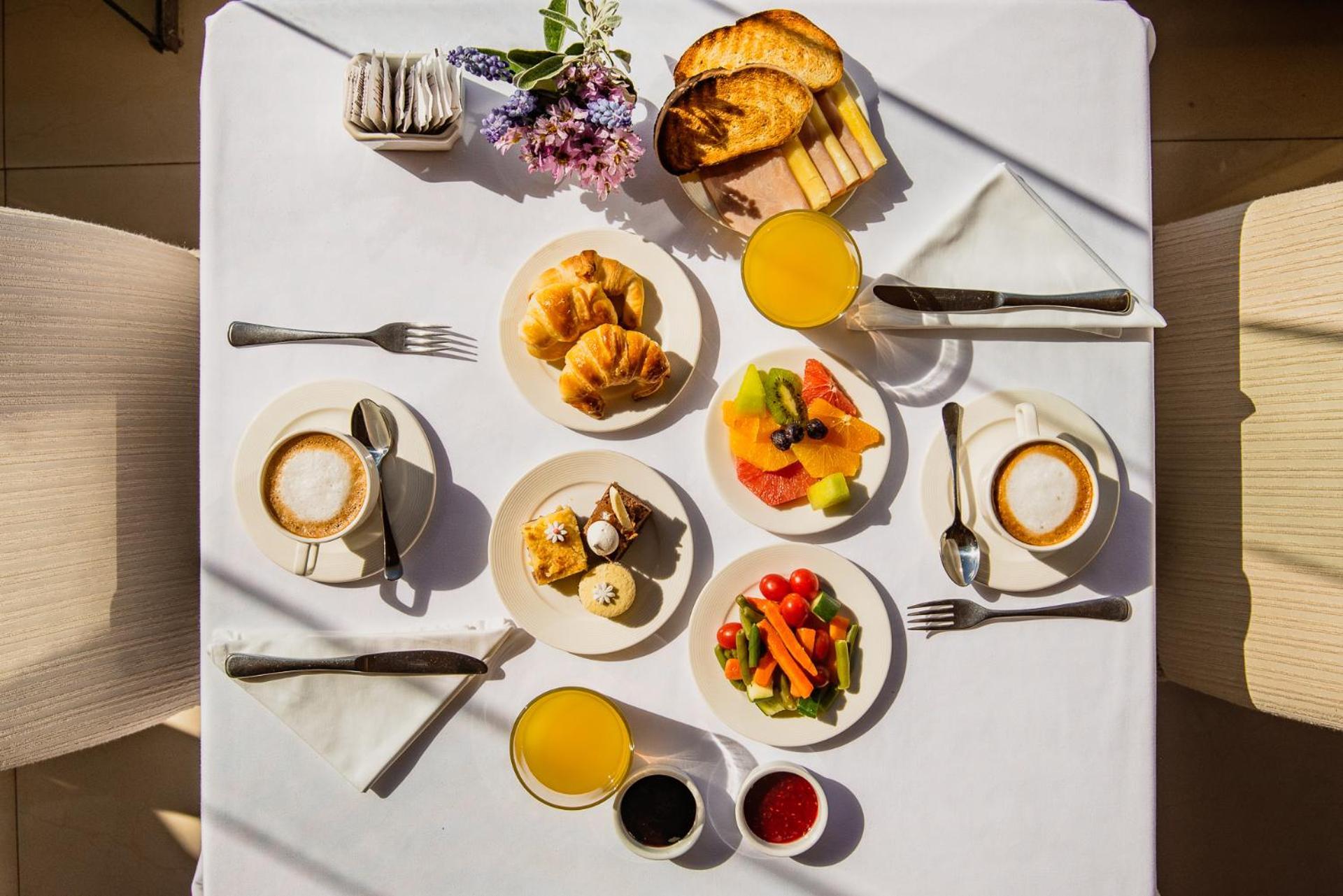 Alma Del Lago Suites & Spa Bariloche Buitenkant foto A typical breakfast