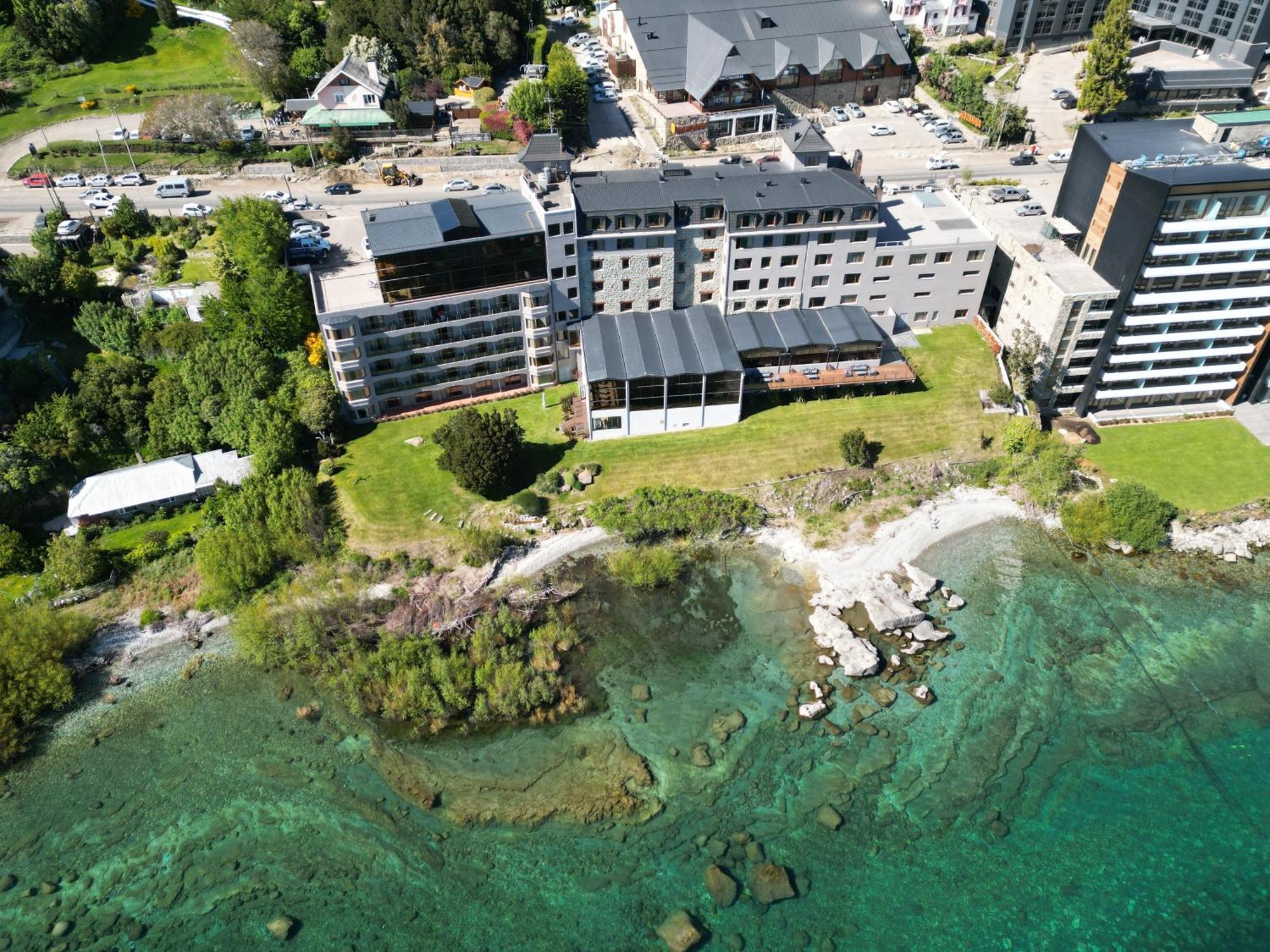 Alma Del Lago Suites & Spa Bariloche Buitenkant foto Aerial view of the hotel