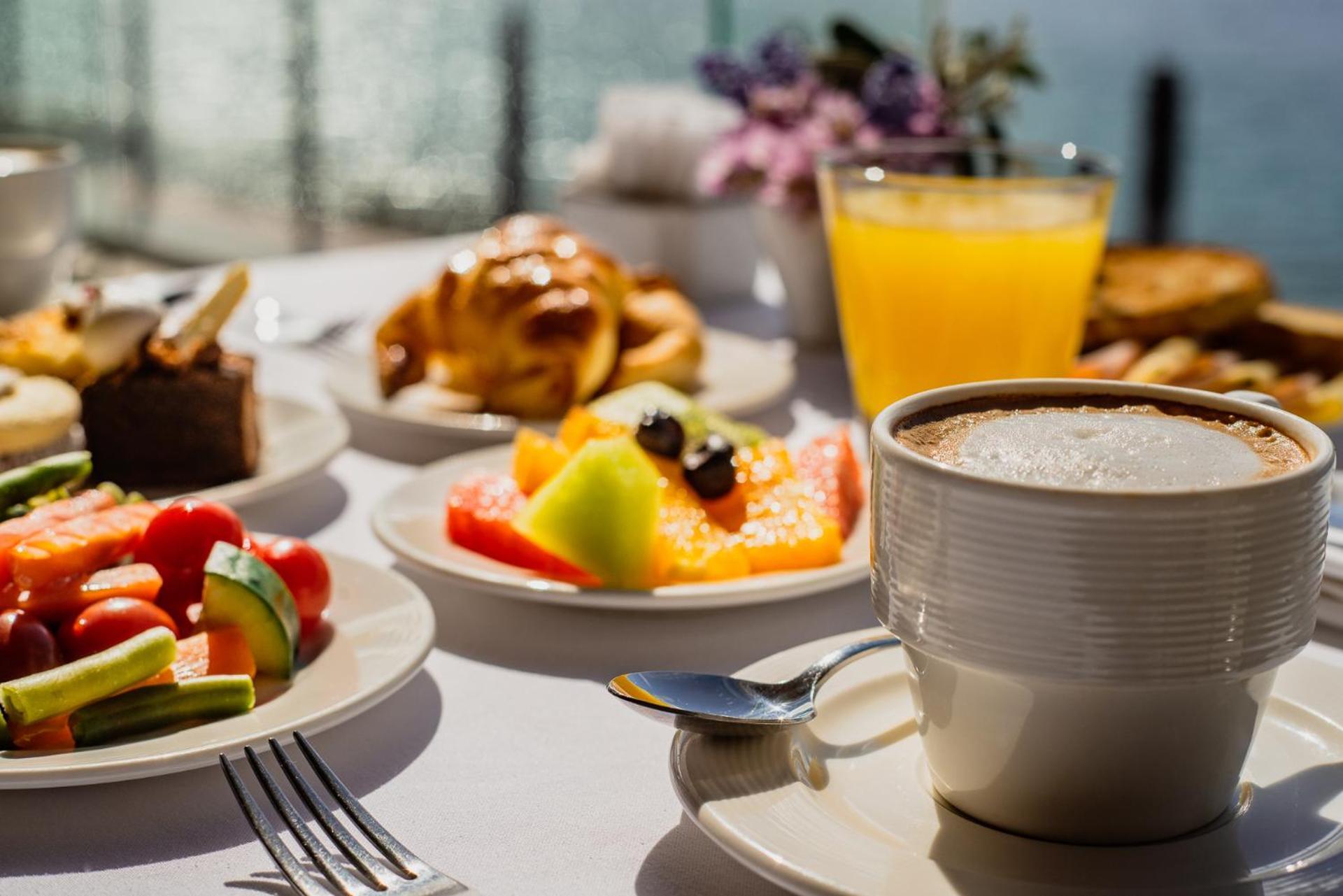 Alma Del Lago Suites & Spa Bariloche Buitenkant foto A continental breakfast
