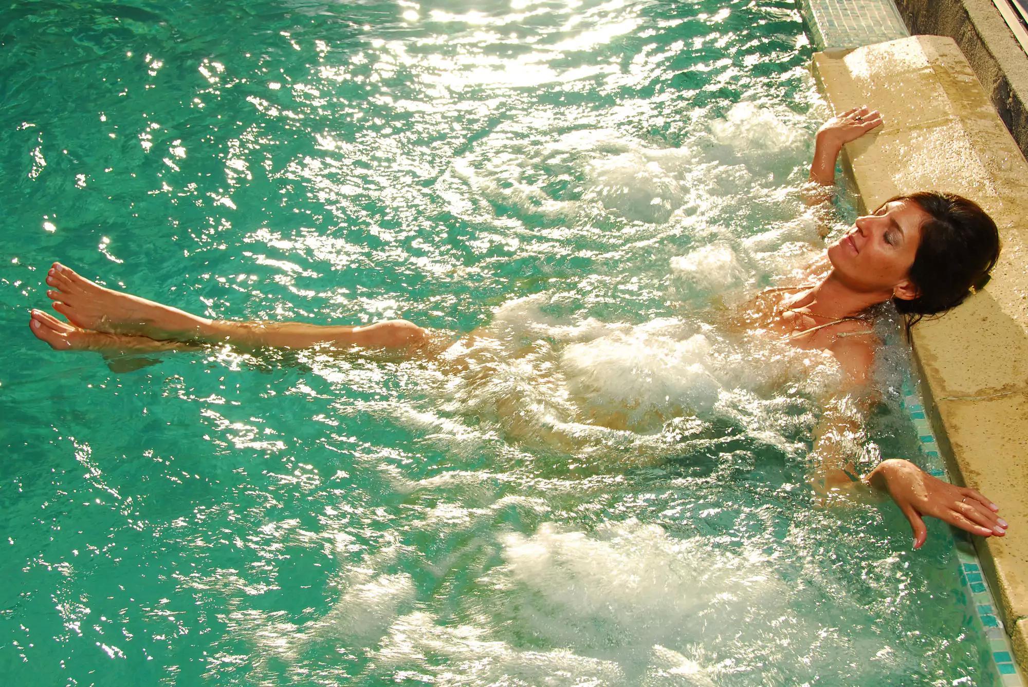 Alma Del Lago Suites & Spa Bariloche Buitenkant foto A woman relaxing in a spa