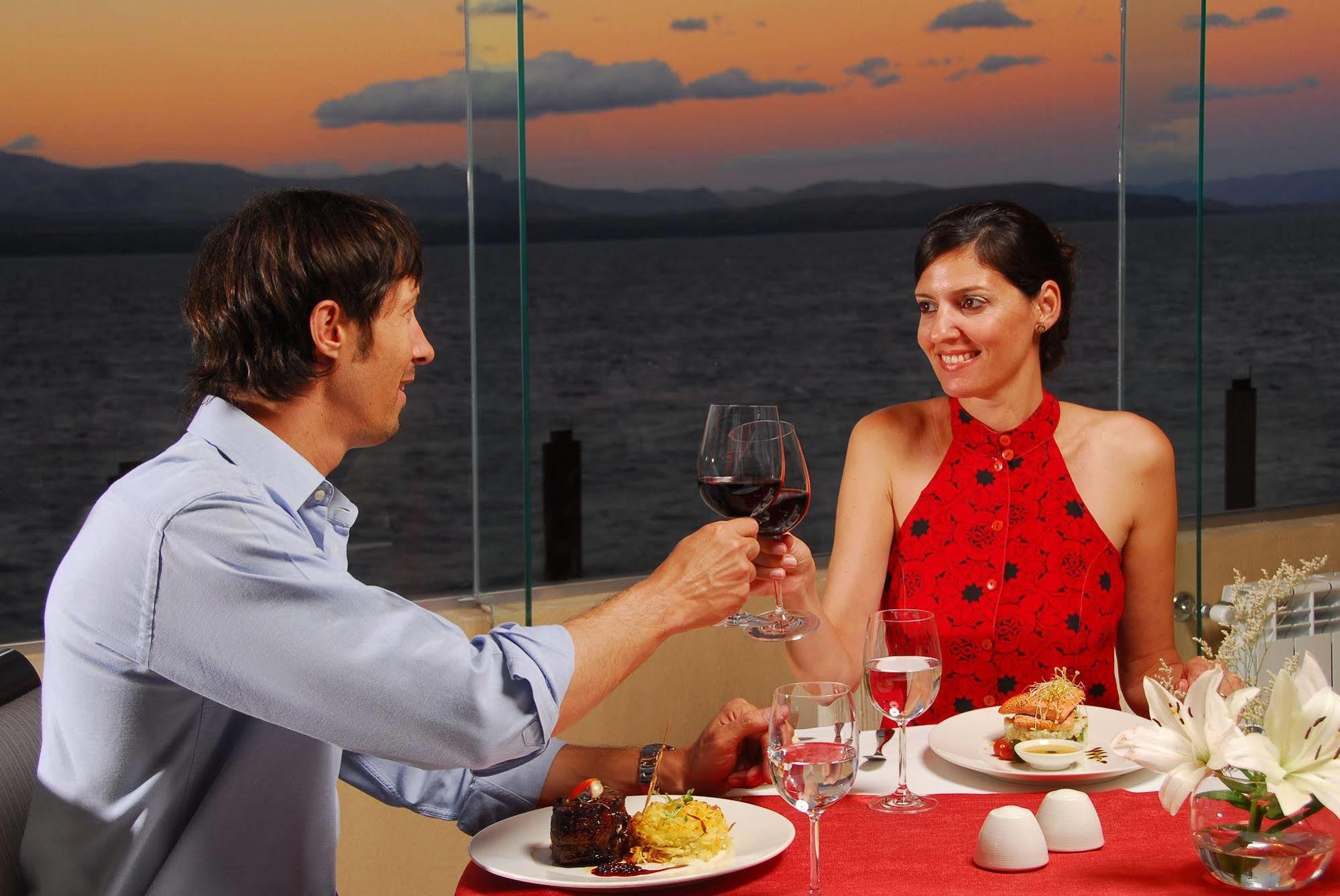 Alma Del Lago Suites & Spa Bariloche Buitenkant foto A couple dining together